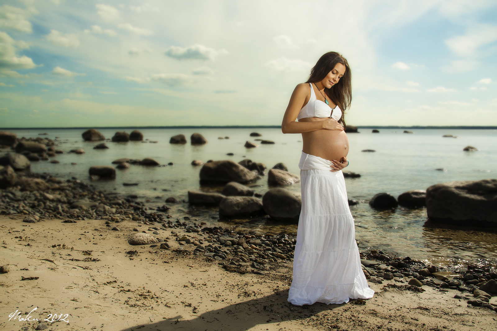 Фотографировал свою беременную жену в разных местах 